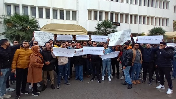 المكونون الشبان في السياقة يحتجون أمام وزارة النقل